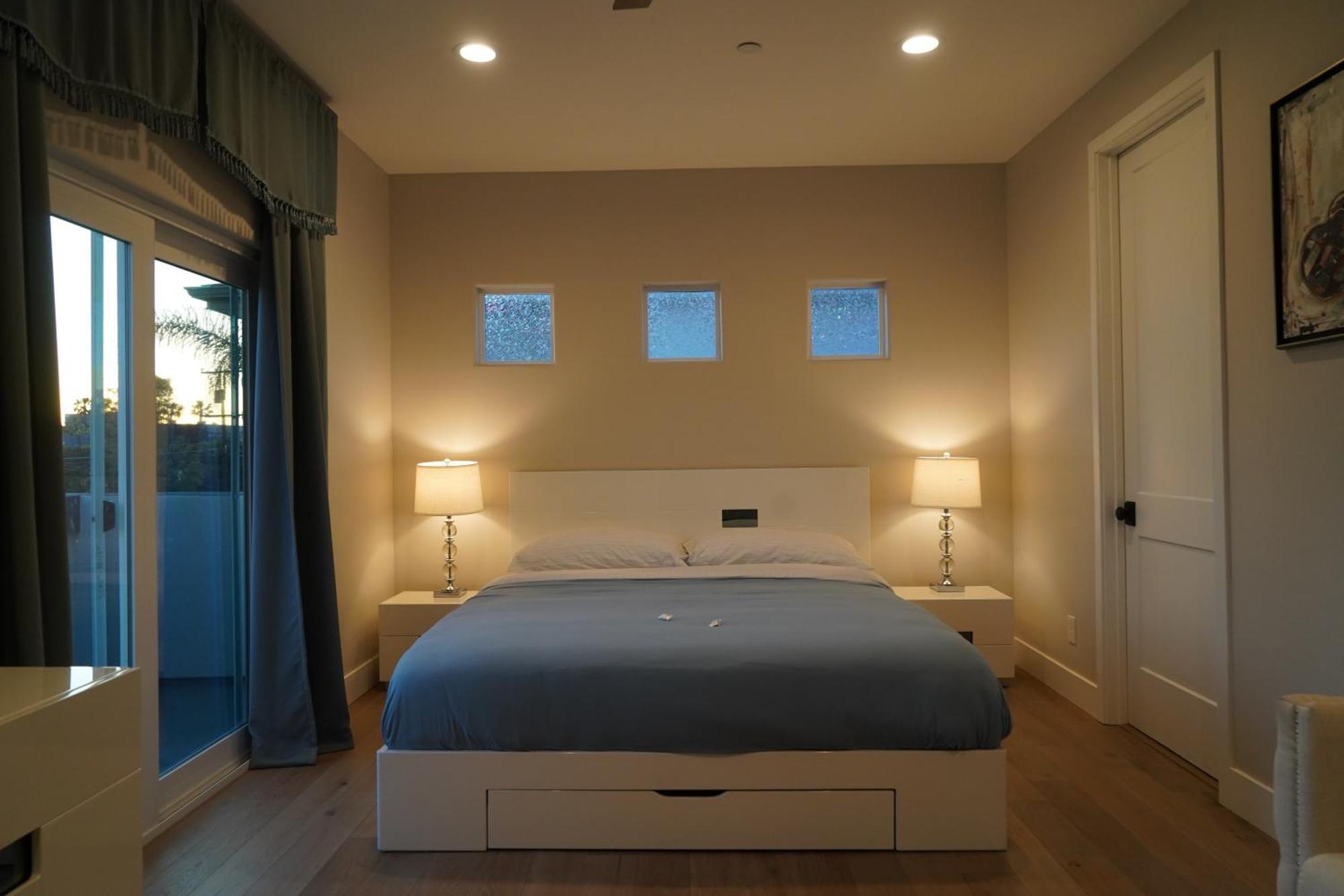 Modern Comfort, Prime Location, 360 Views, 4 Bedroom Entire House Casa de férias