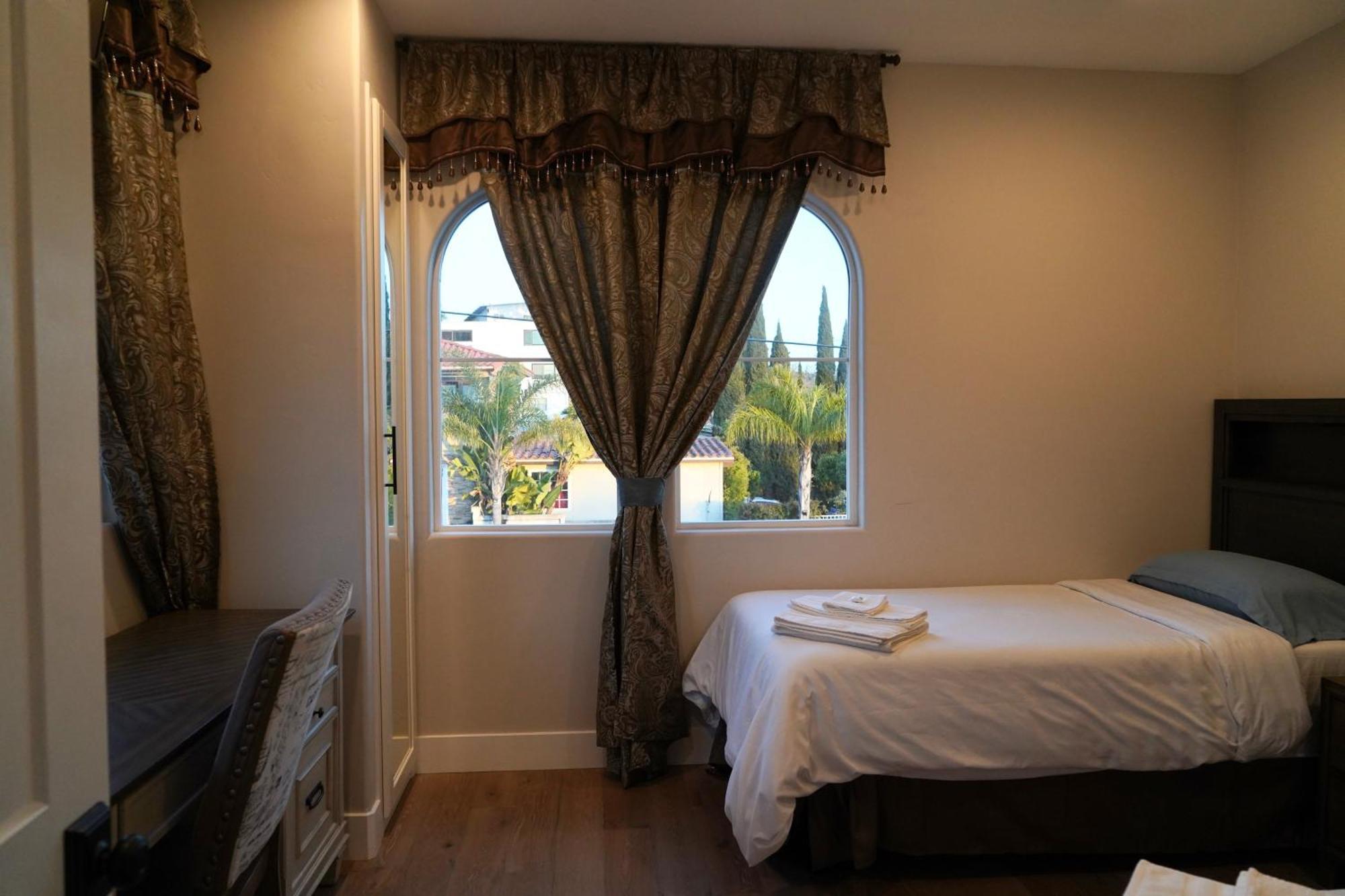 Casa de férias Modern Comfort, Prime Location, 360 Views, 4 Bedroom Entire House *