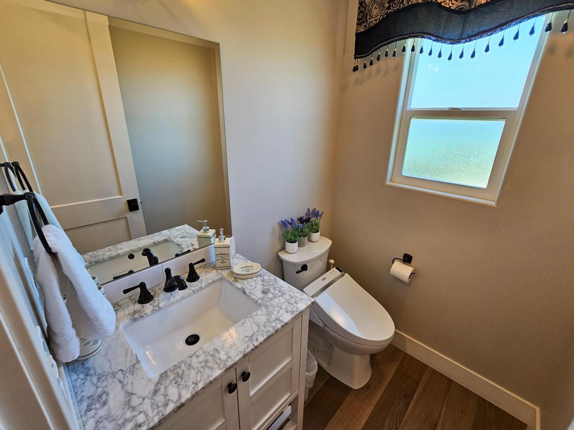 Modern Comfort, Prime Location, 360 Views, 4 Bedroom Entire House Holiday home